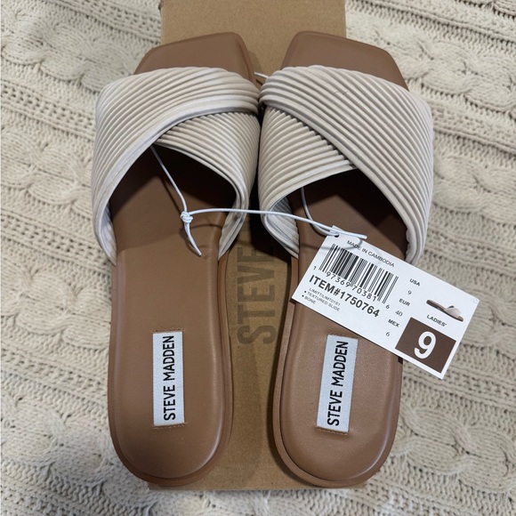 Steve Madden Women's Tan and Cream Slide Sandals - Picture 4 of 5